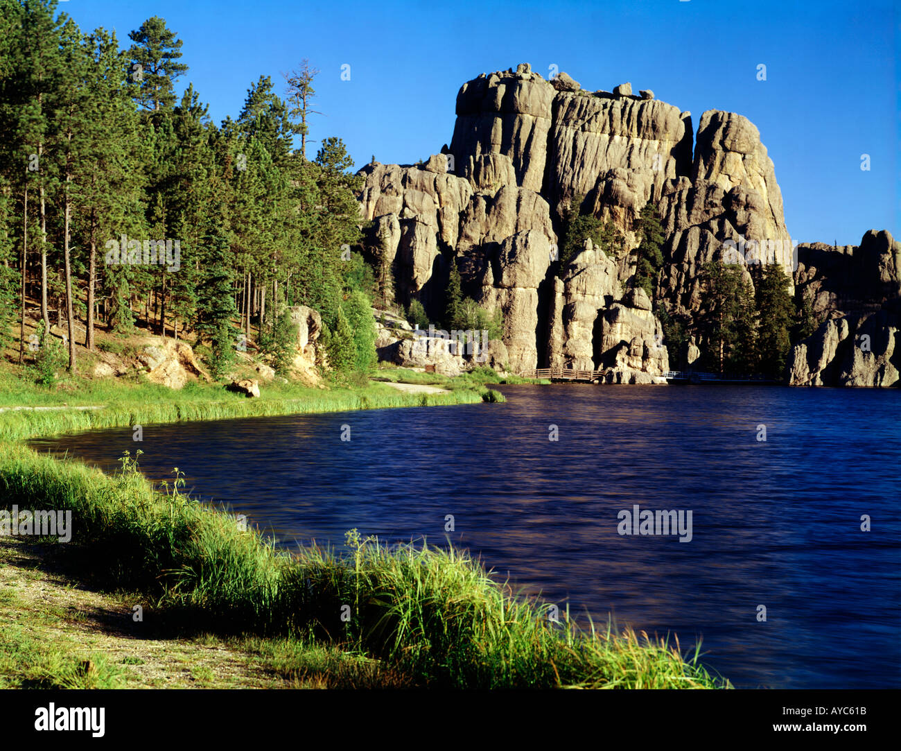 Sylvan Lake dans Custer State Park dans le Dakota du Sud est bordée de collines boisées et de granit spectaculaires monolithes de roche Banque D'Images