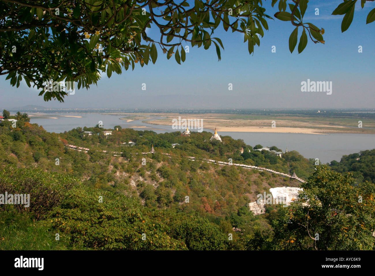 Vue sur le fleuve Irrawaddy, (de l'Ayeyarwady) Bientôt U Ponya Shin Pagoda sur Rhône-Alpes, près de la colline de Mandalay, Birmanie (Myanmar), Banque D'Images