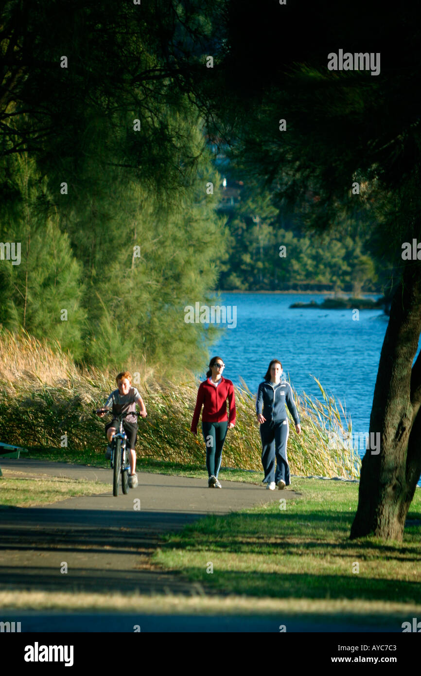 Balade sur un sentier à côté d'un lac sur une belle journée Banque D'Images