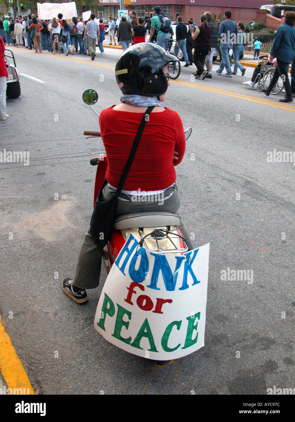 Un manifestant anti-guerre à Atlanta contre la véritable guerre pétrolière en Irak et en Somalie après le 911 Géorgie GA USA Banque D'Images
