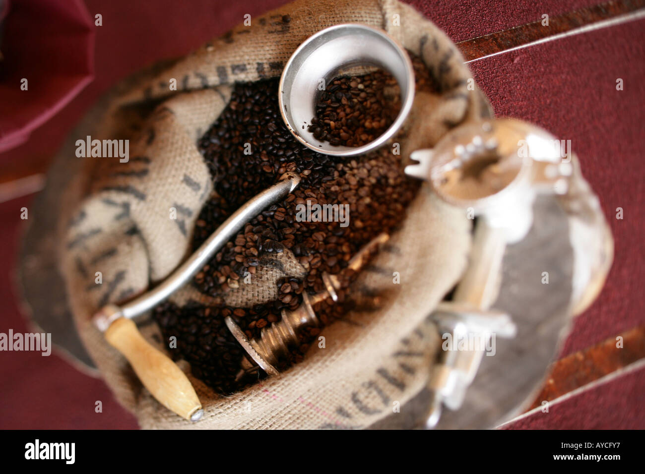 Rectifieuse de café avec roated haricots et sack dans une vie toujours Banque D'Images