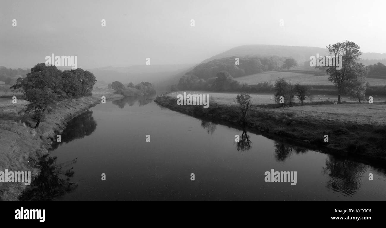 Belle rivière paisible qui coule à travers l'automne campagne dans soleil du matin et la brume Banque D'Images