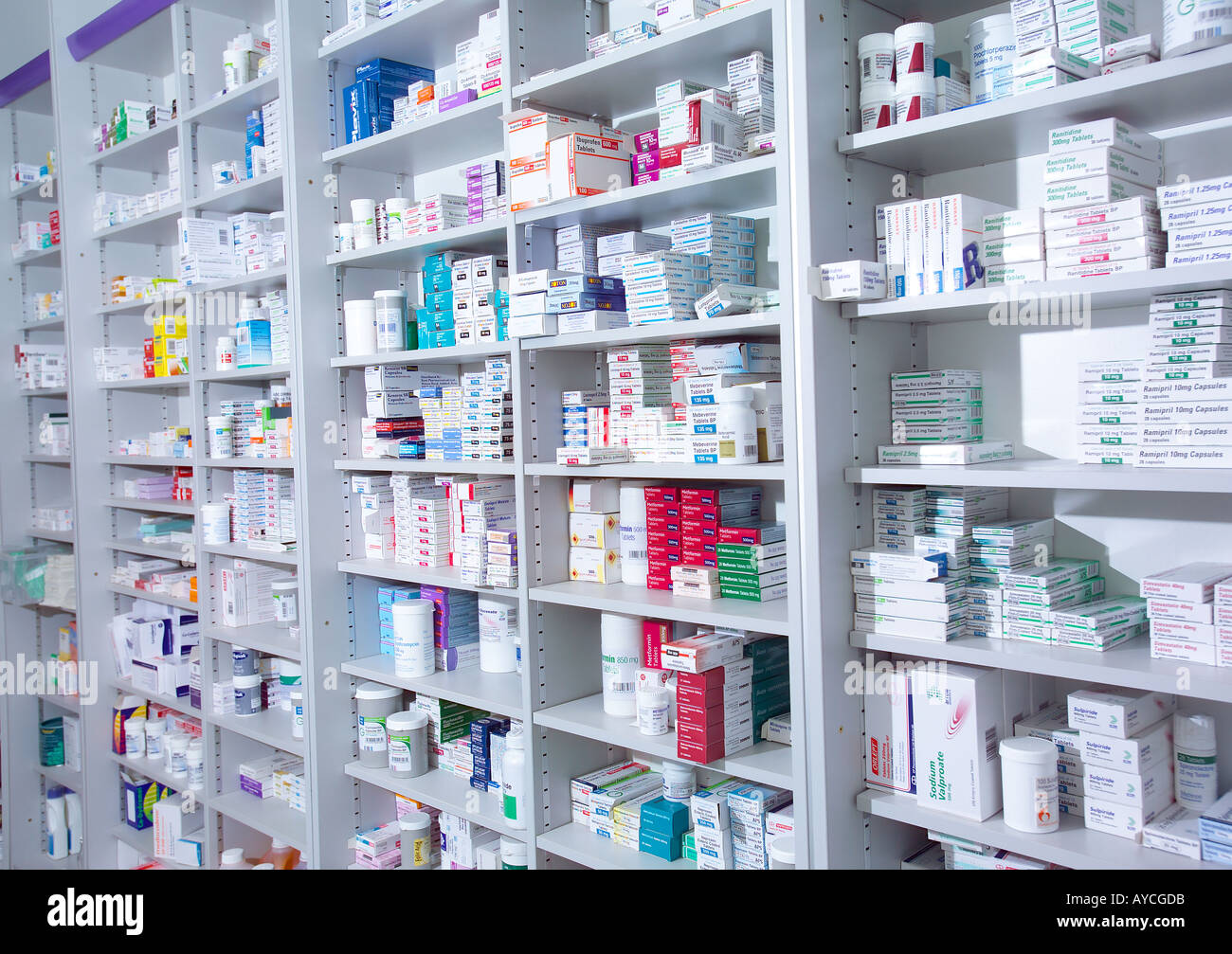 Médicaments sur les étagères de la pharmacie Photo Stock - Alamy