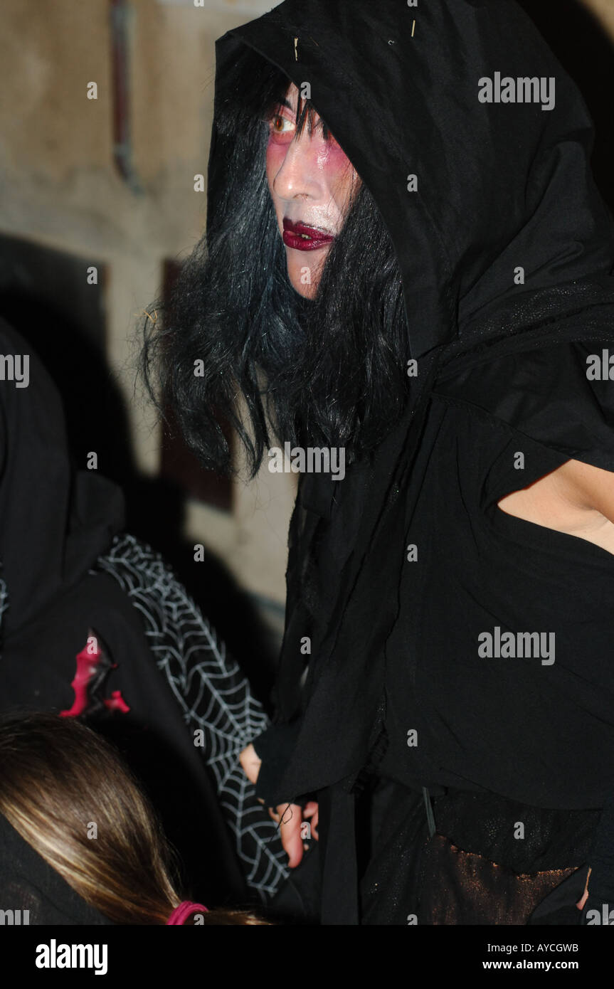 Une femme dame habillé en sorcière au festival Terra de Trobadors castello d'Empuries Costa Brava Catalogne Espagne Banque D'Images