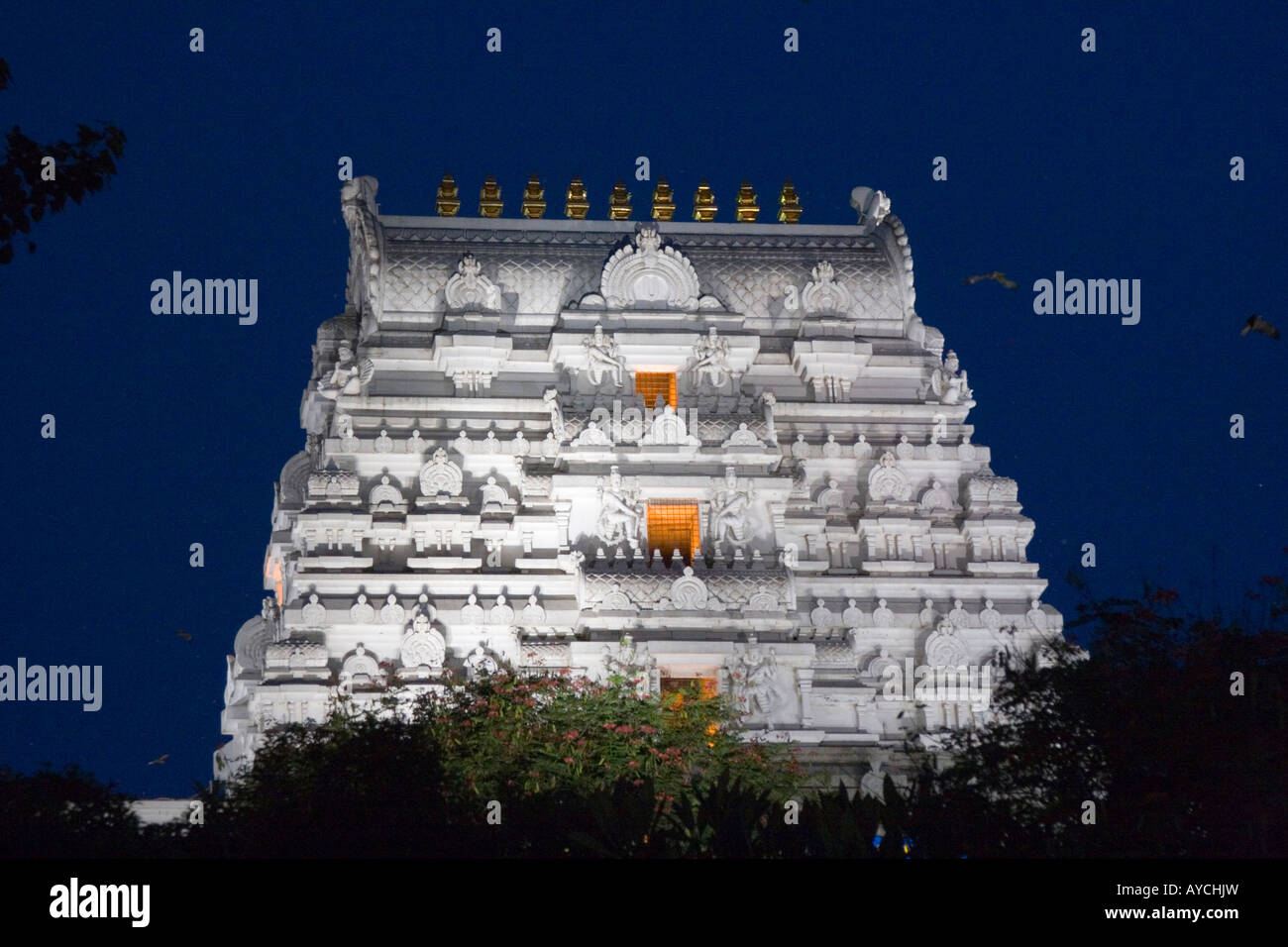 Le Temple ISKCON à Bangalore Inde dédié au dieu Krishna et construite sur la colline de Hare Krishna Banque D'Images