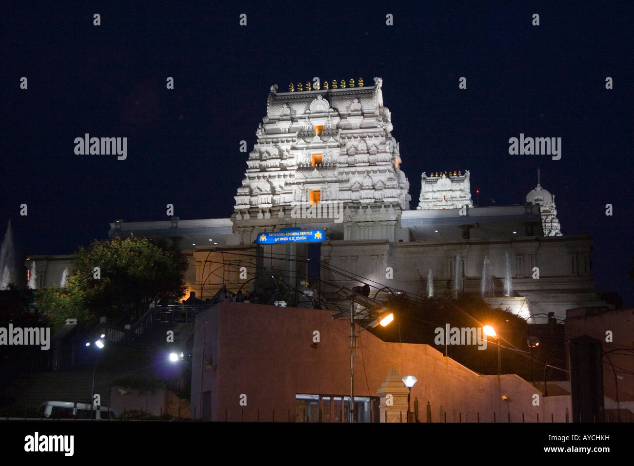 Le Temple ISKCON à Bangalore Inde dédié au dieu Krishna et construite sur la colline de Hare Krishna Banque D'Images