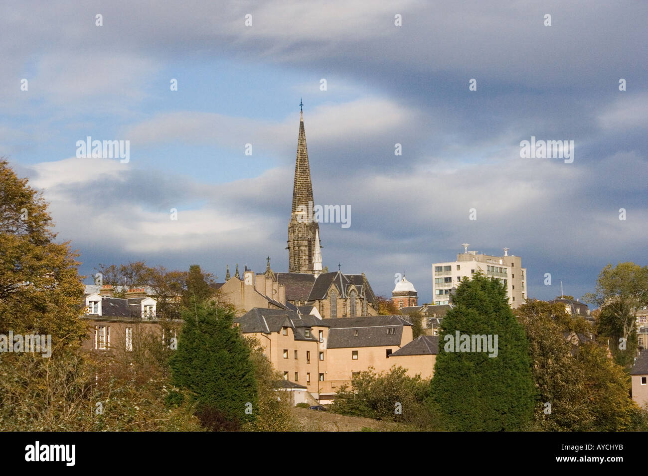 Vue paysage de St Paul's Church steeple s'élevant au-dessus des toits à Dundee, Royaume-Uni Banque D'Images