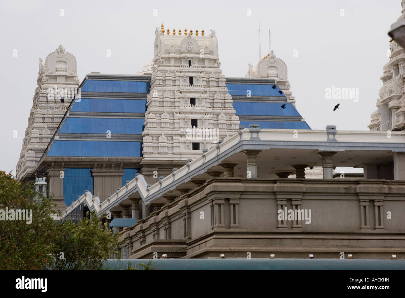 Le Temple ISKCON à Bangalore Inde dédié au dieu Krishna et construite sur la colline de Hare Krishna Banque D'Images