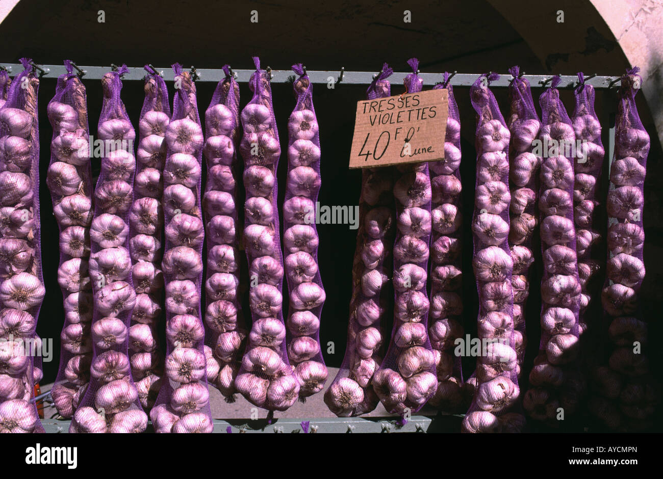 L'ail violet à vendre dans un marché Français Drome France Banque D'Images