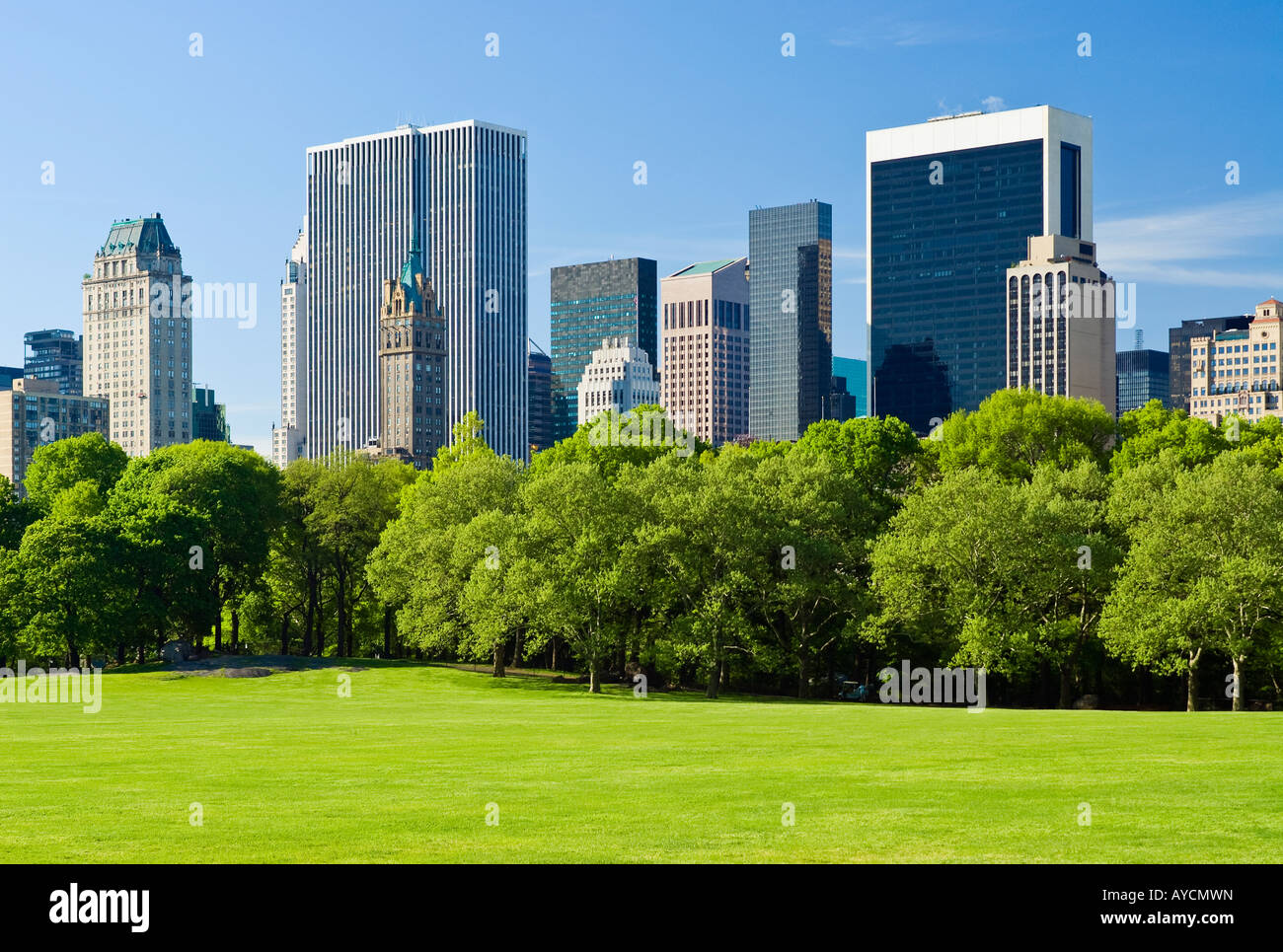 La ville de New York, Central Park au printemps avec vue sur Midtown Manhattan. Banque D'Images