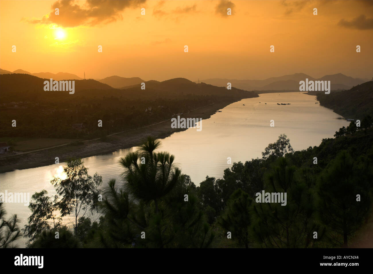 Coucher du soleil de la rivière des Parfums à partir de la colline de Vong Canh place forte durant la guerre du Vietnam près de Hue centre du Vietnam Banque D'Images