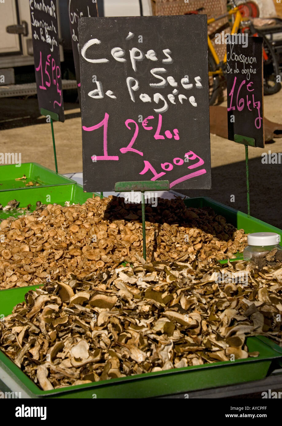 Jour de marché à Stes Maries de la mer Camargue Champignons Octobre à vendre en particulier le ceps, France Banque D'Images