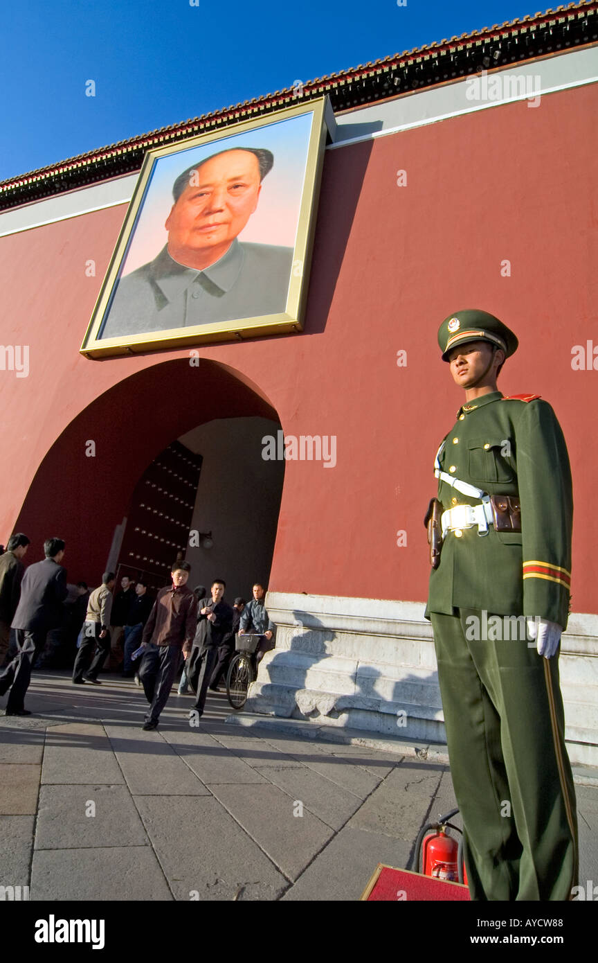 Un soldat chinois debout à côté de son portrait du président Mao sur la porte Tiananmen, à Pékin, en Chine. Banque D'Images