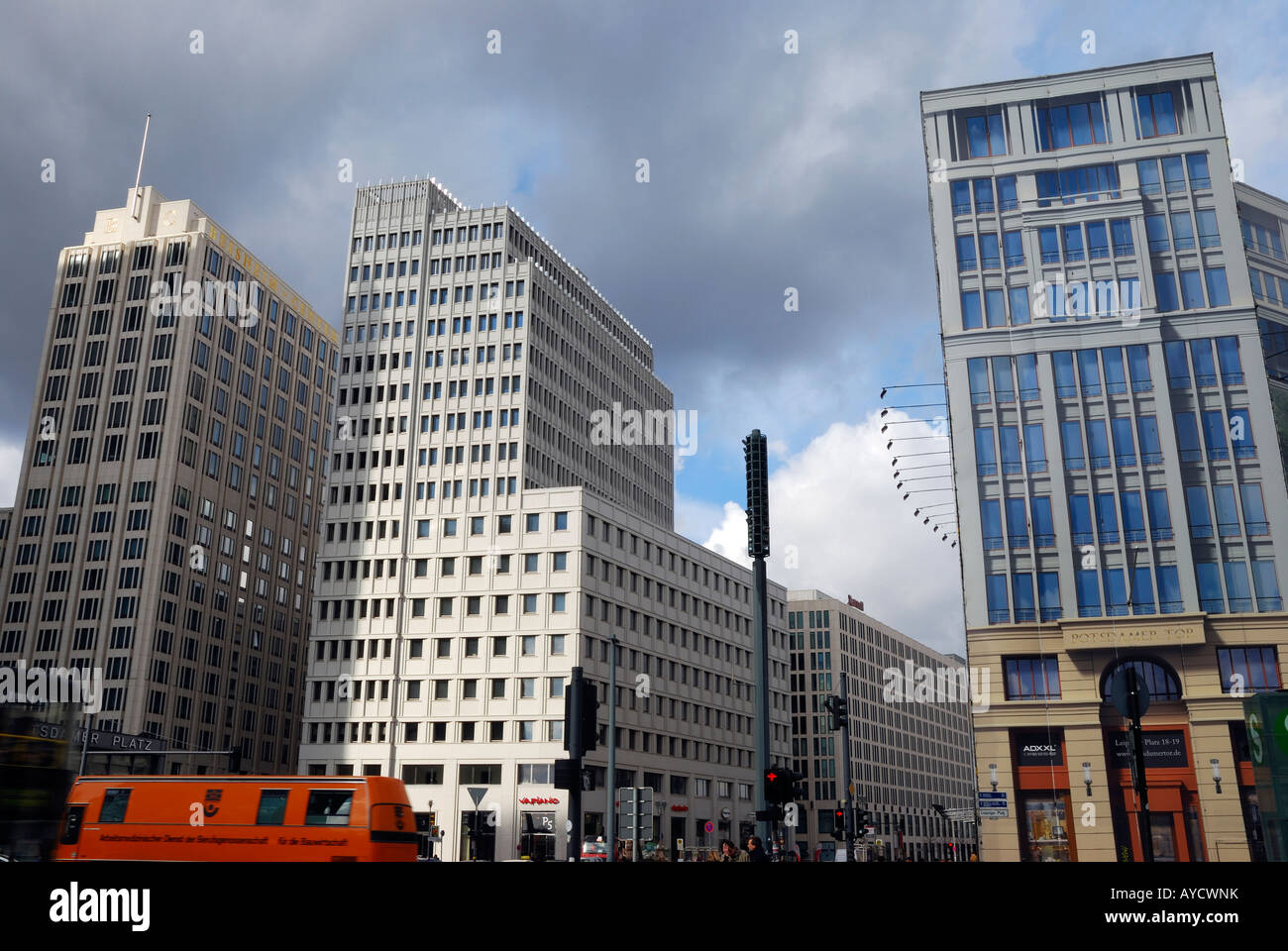 Vue panoramique de la Potsdamer Platz avec du vrai et faux bâtiments, Berlin, Allemagne. Banque D'Images