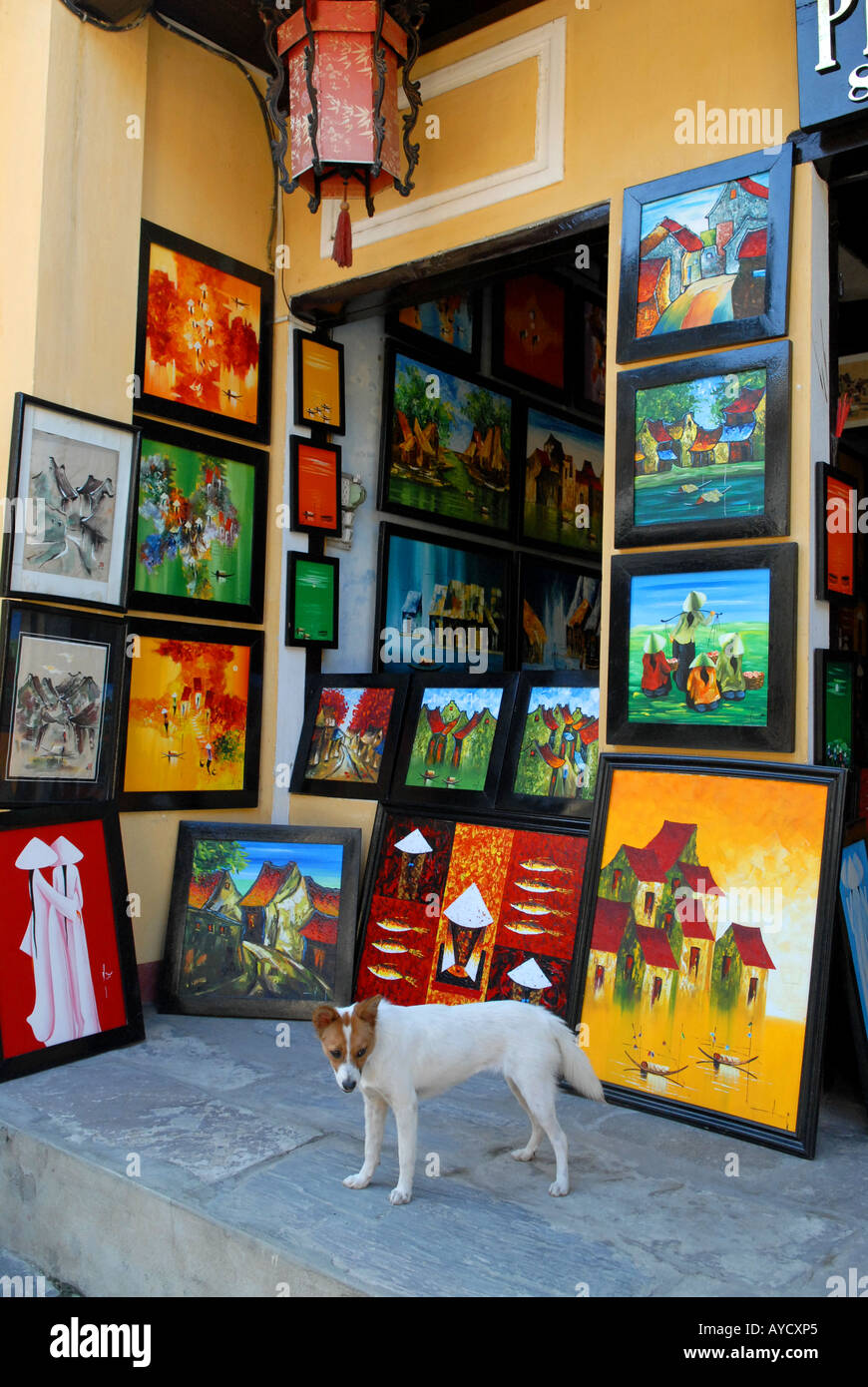 Vente boutique peintures vietnamiennes destiné au touristes dans la vieille ville de la ville de Hoi An Vietnam Banque D'Images