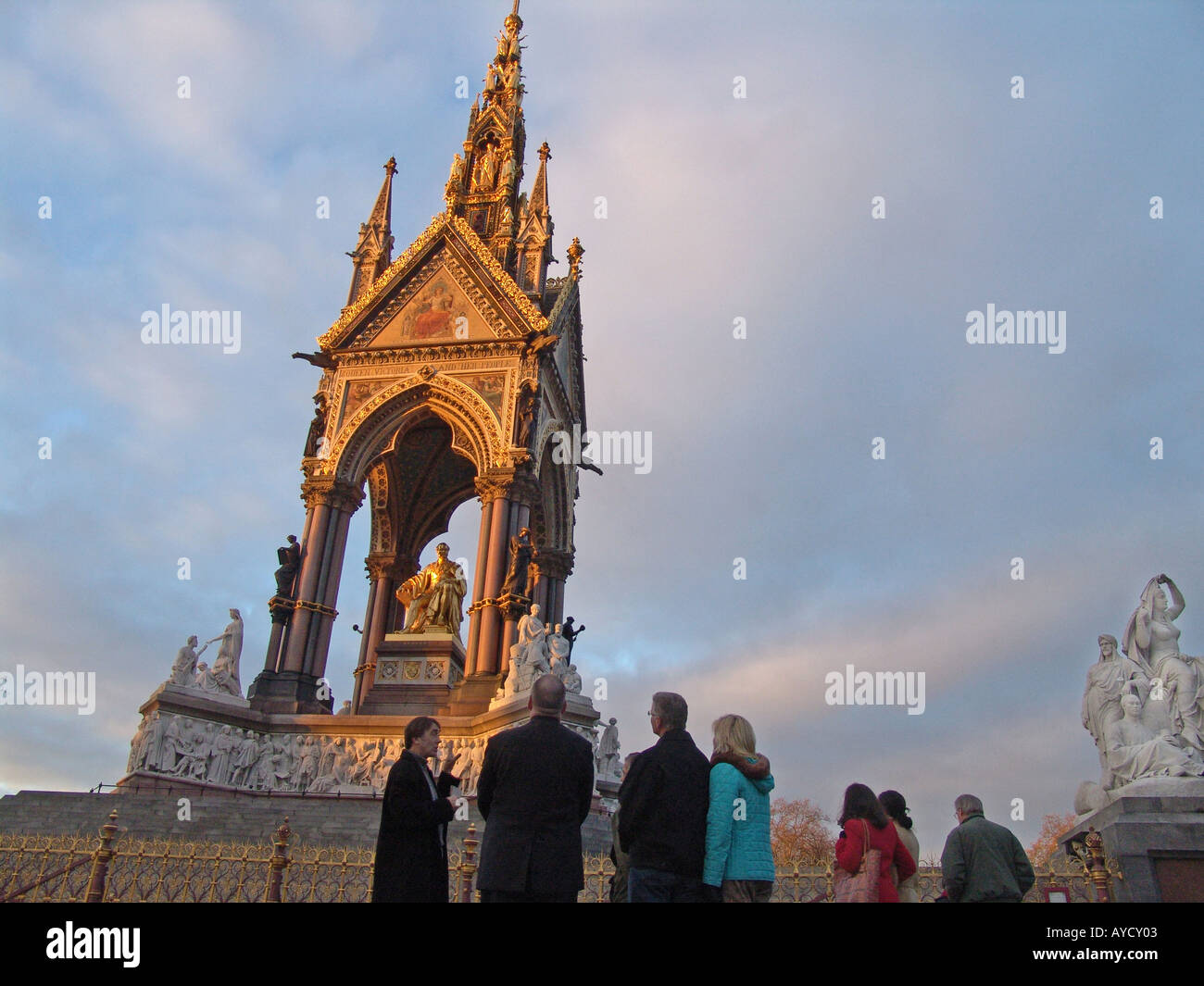 Un guide nous parle de l'Albert Memorial Kensington Gardens London England Banque D'Images