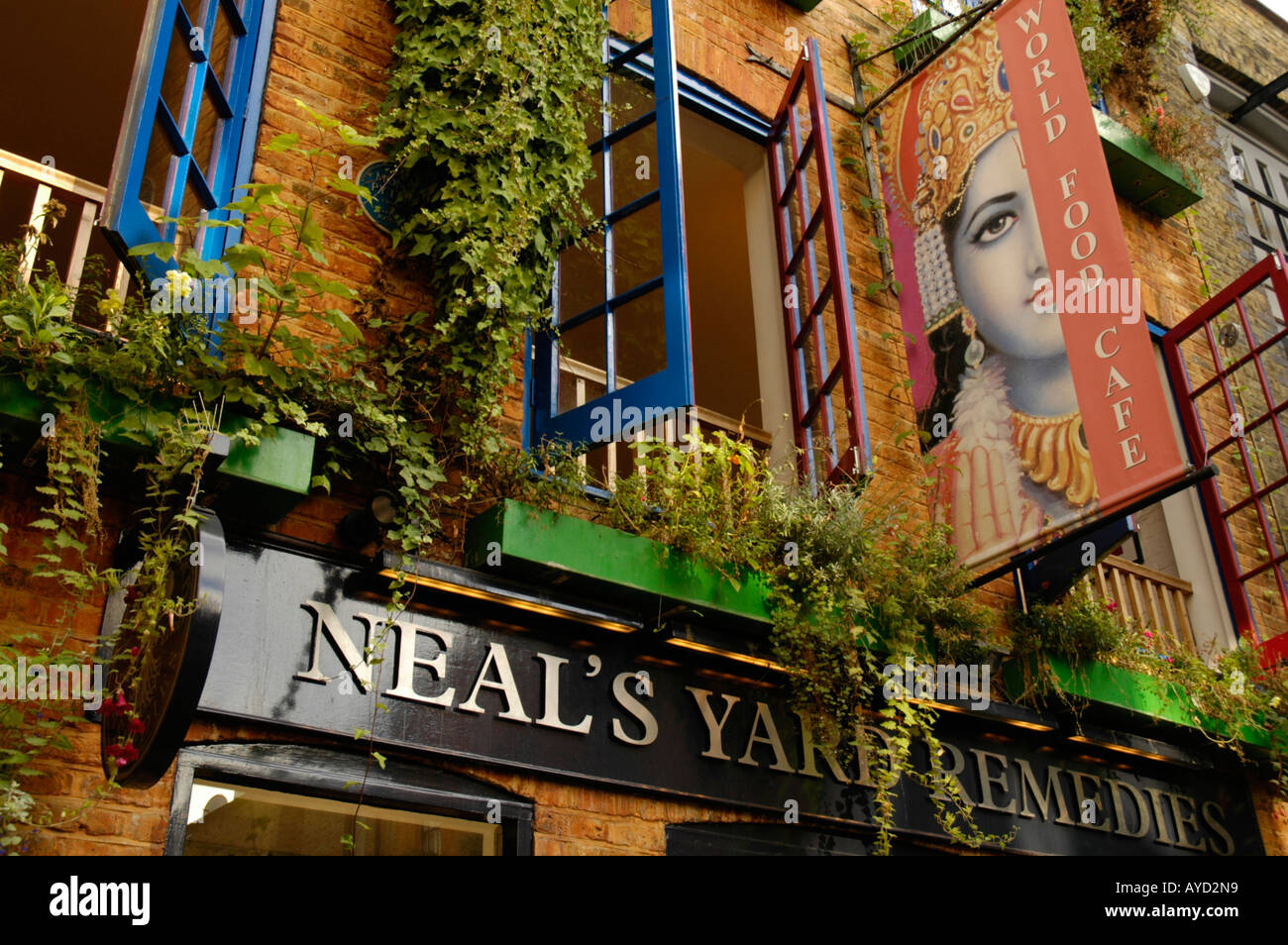 Café et boutique vendant des remèdes alternatifs dans Neal's Yard Covent Garden London England Banque D'Images