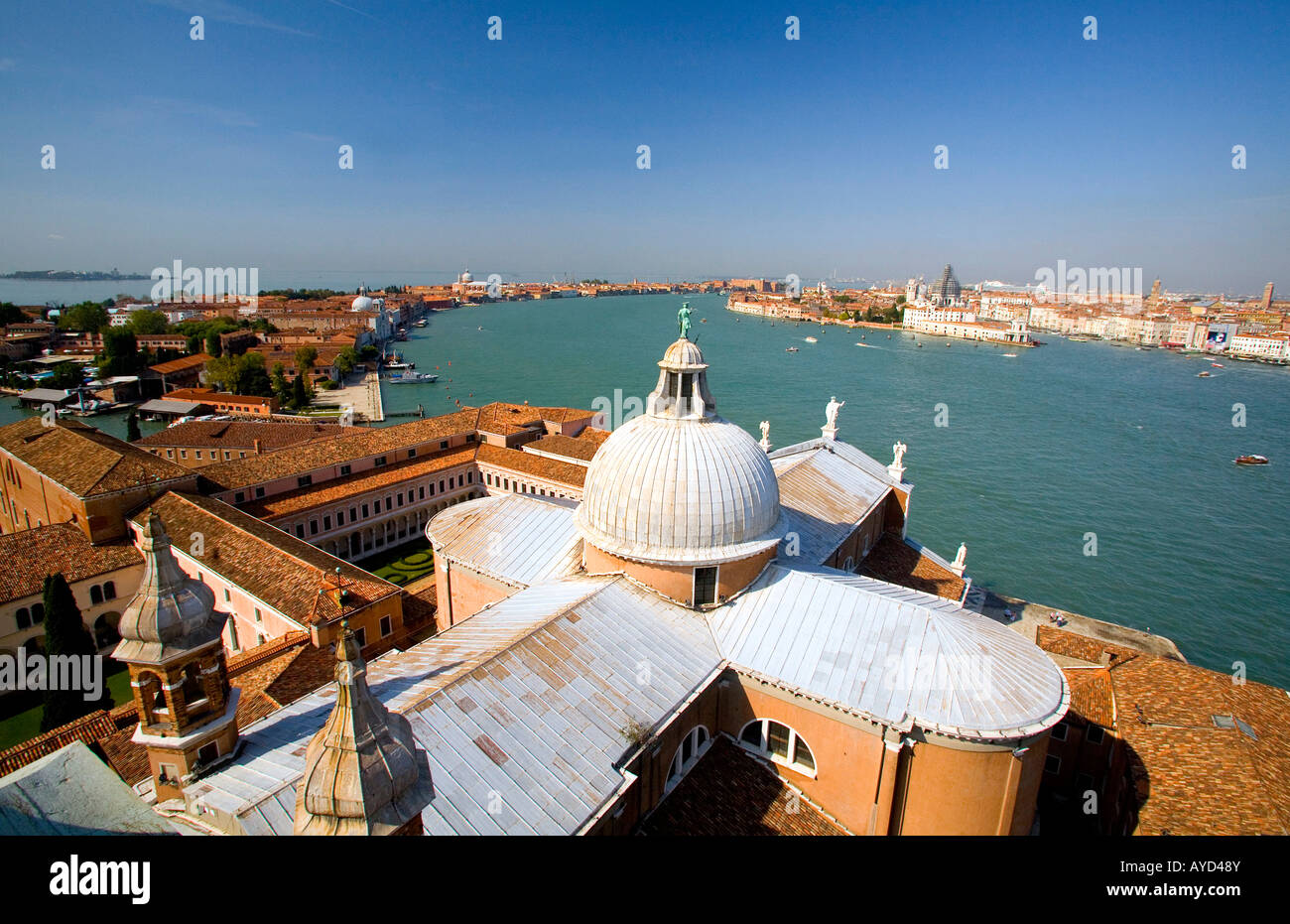 Vue du grand canal de Venise et beffroi de la basilique de San Giorgio Maggiore Venise] Banque D'Images