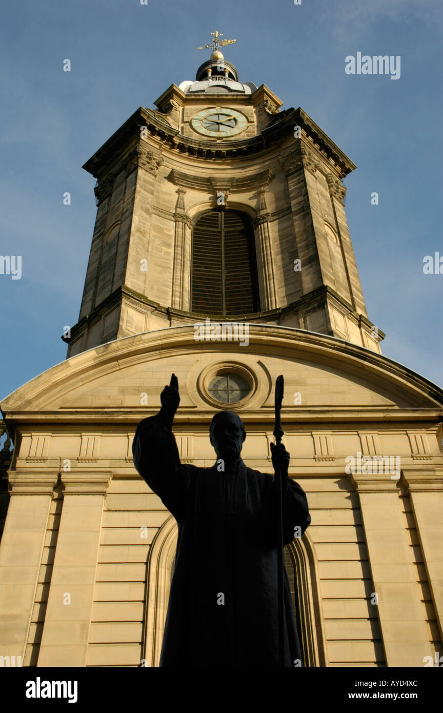 La Cathédrale St Philippe et statue de Charles Gore dans Colmore Row Birmingham England Banque D'Images