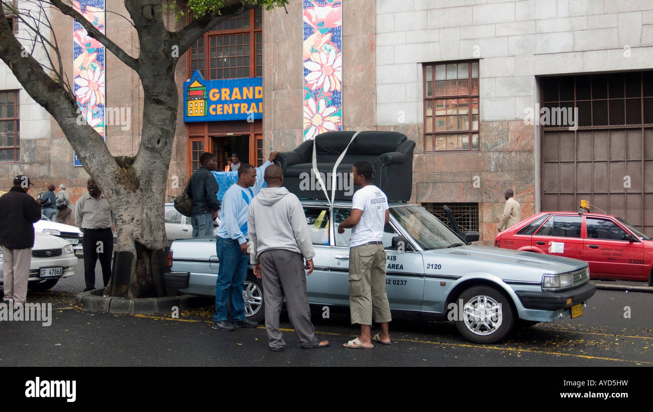 Taxi avec canapé attaché à son toit, le Cap, Afrique du Sud Banque D'Images