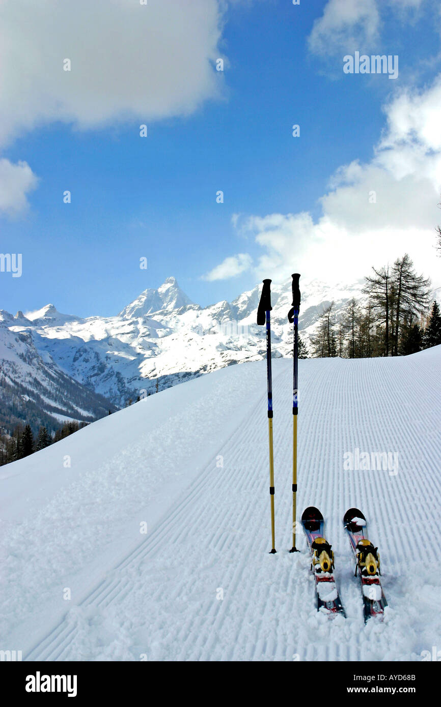 Skis et velours de neige damée à Champoluc Italie Banque D'Images