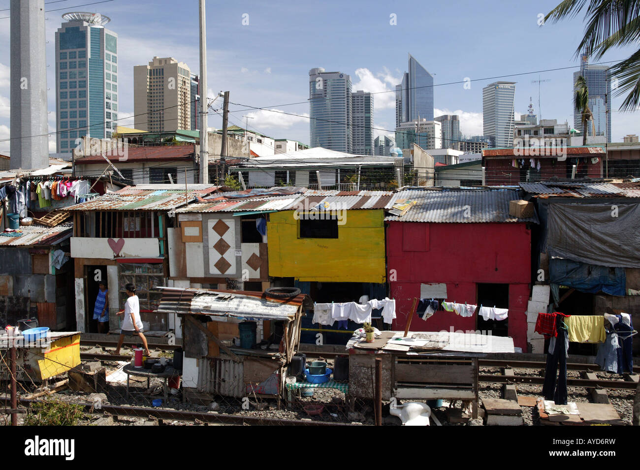 Manille, Philippines : abris de taudis en face de l'horizon de la banque Makati district Banque D'Images