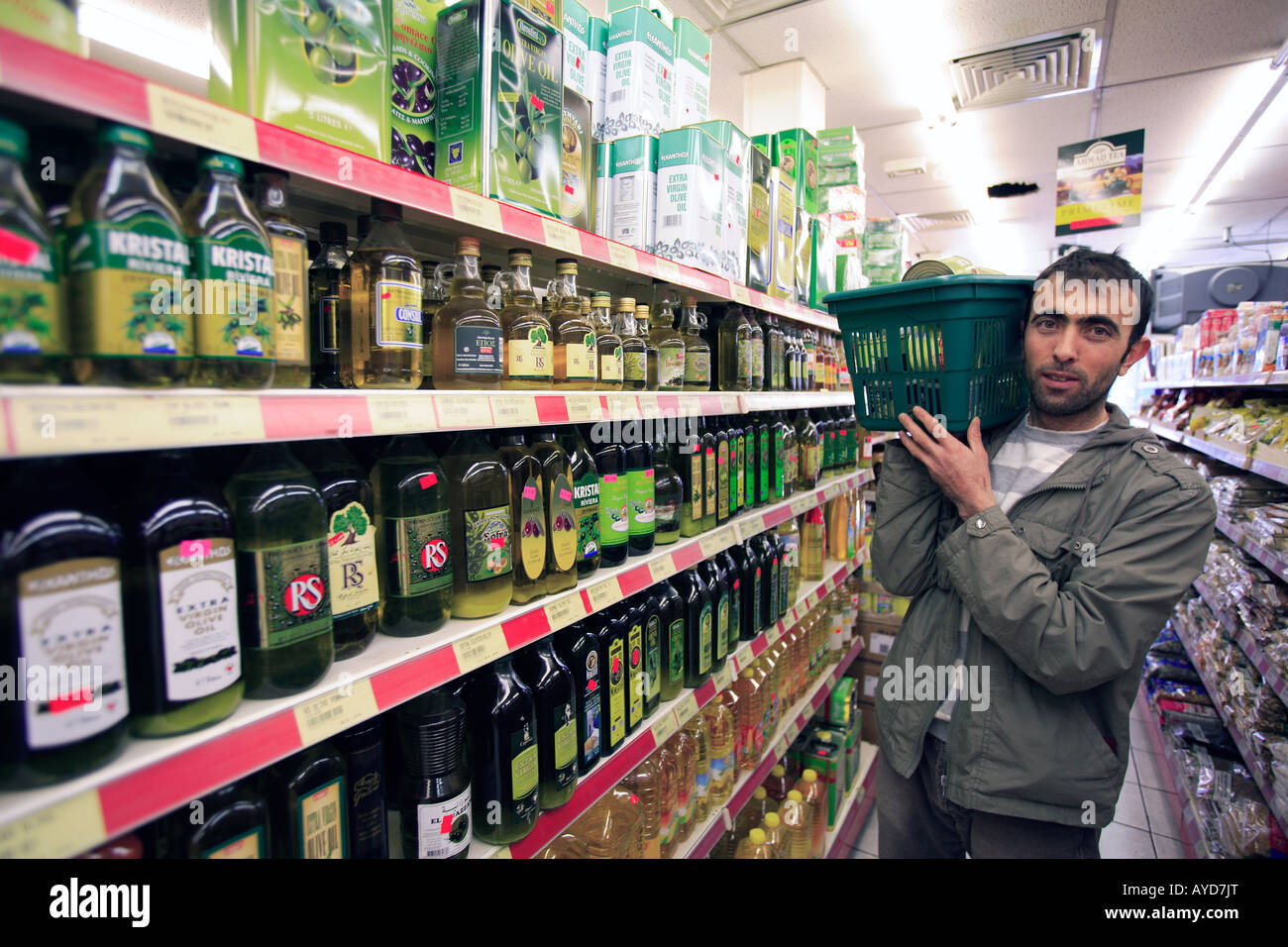 United Kingdom West acton londres bouteilles d'huile d'olive dans une épicerie de la rue haute Banque D'Images