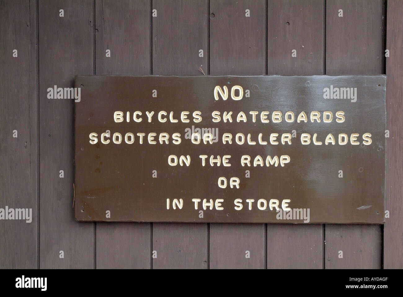 Pas de bicyclettes skateboards scooters ou du roller sur la rampe ou dans le store se connecter Banque D'Images