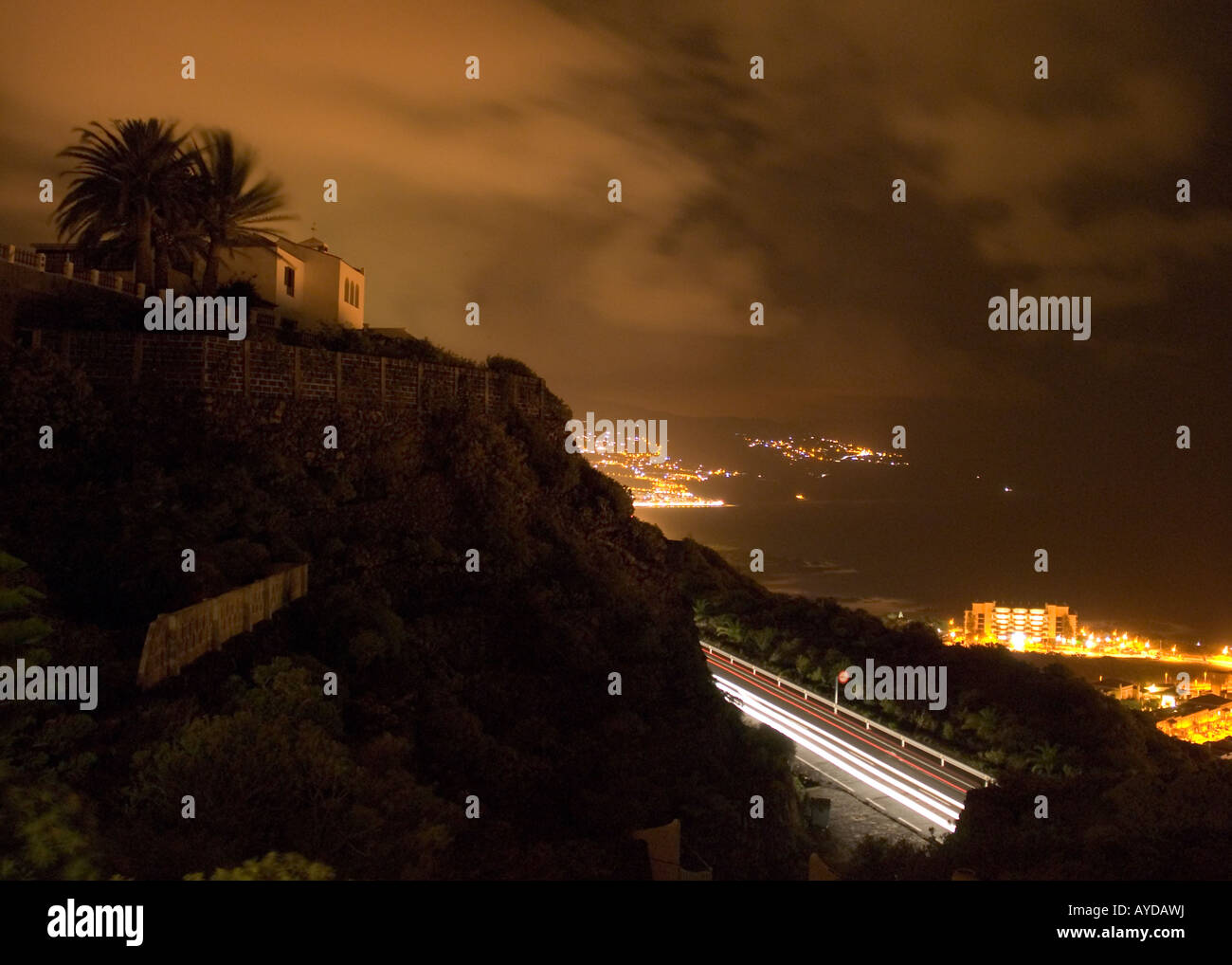 Cette longue exposition image montre un stlyle colonial house sur une falaise sur La Palma avec Los Cancajos et Santa Cruz en arrière-plan Banque D'Images