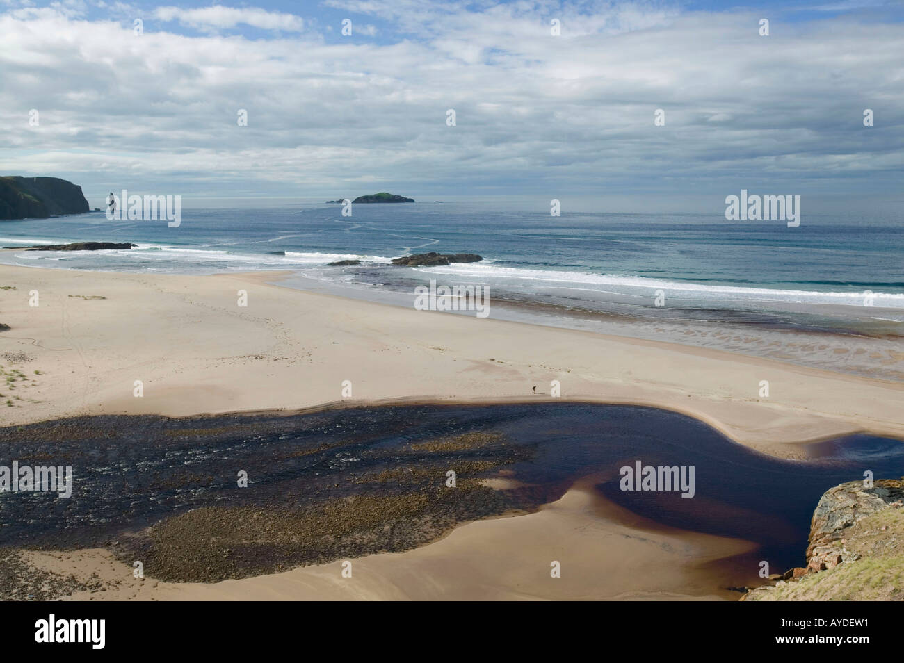 Sandwood Beach, Sutherland, Scotland, UK, et la coloration de la tourbe dans l'écoulement du fleuve Sandwood Banque D'Images