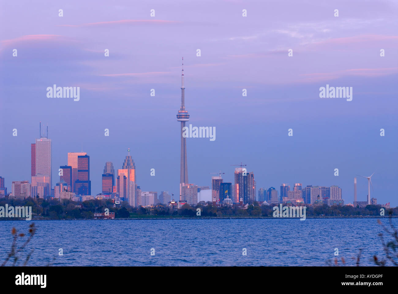 Toronto Skyline at Dusk reflétant la lueur d'un coucher de soleil rouge Banque D'Images