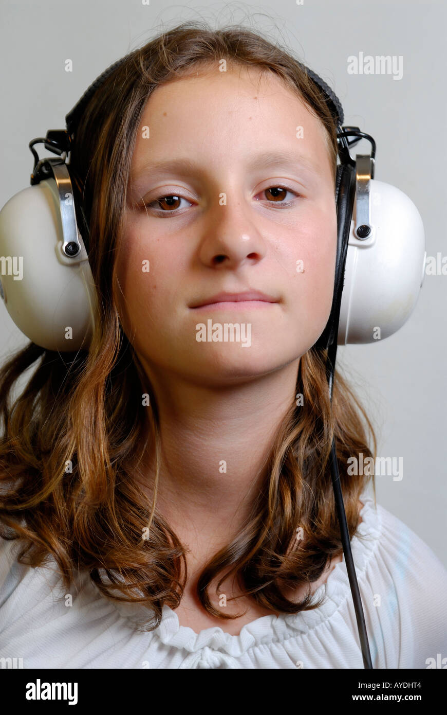 Ambiance jeune fille en écoutant de la musique sur de gros écouteurs Banque D'Images