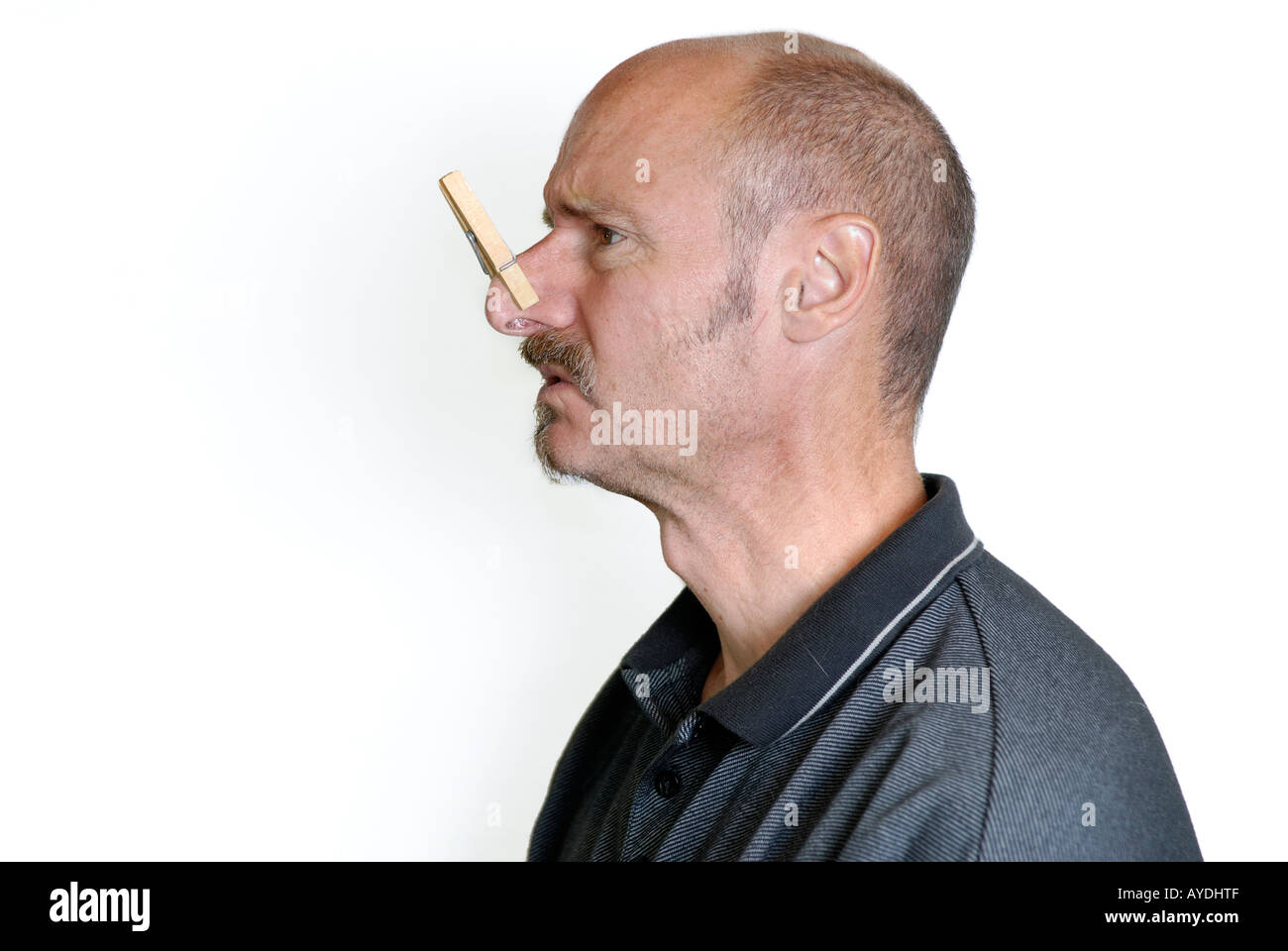 Profil De L Homme Grimacant Avec Une Epingle A Linge Sur Le Nez Pour Eviter Une Mauvaise Odeur Photo Stock Alamy