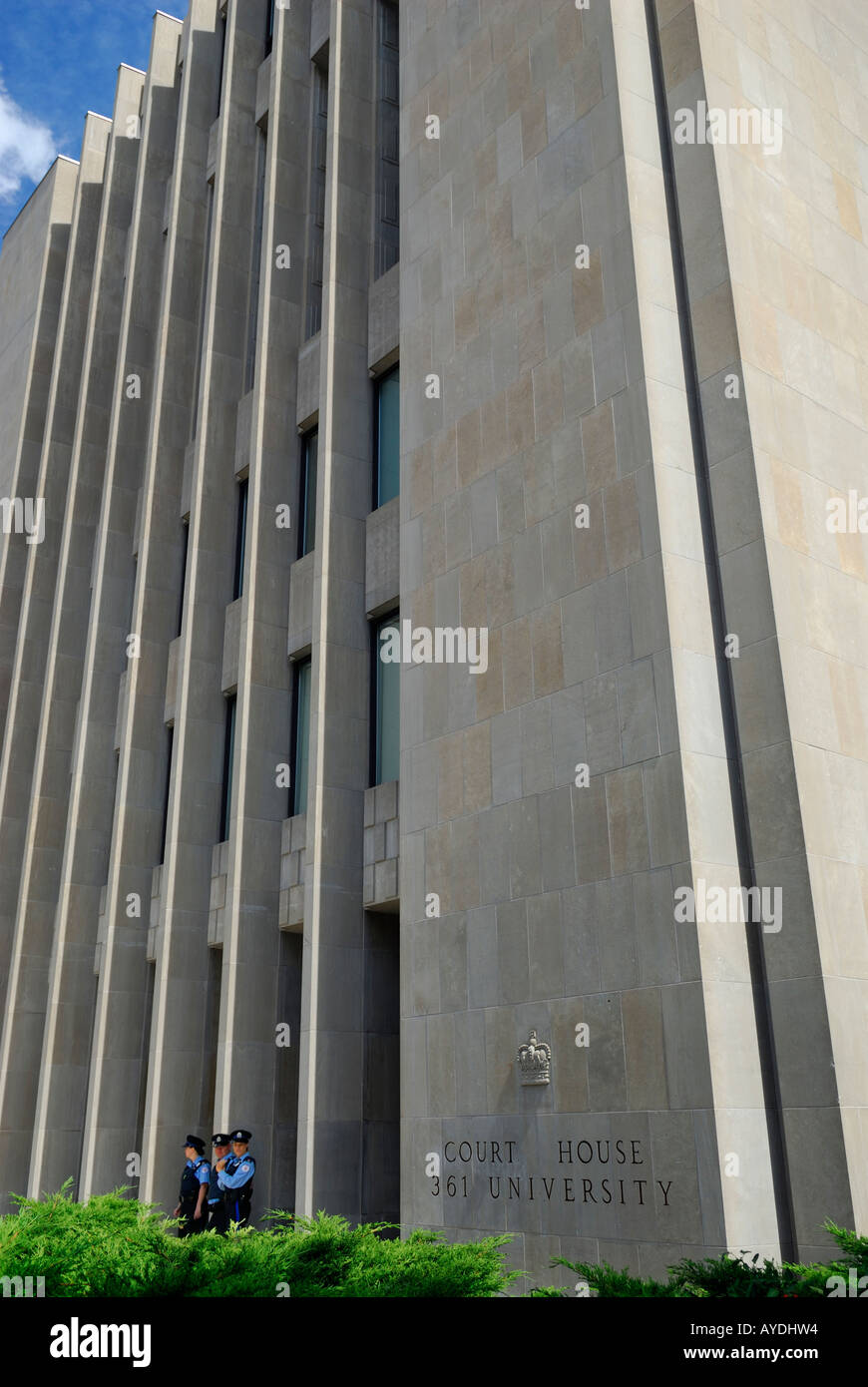 Les agents de police debout devant la Cour supérieure de justice de Toronto Bâtiment Banque D'Images