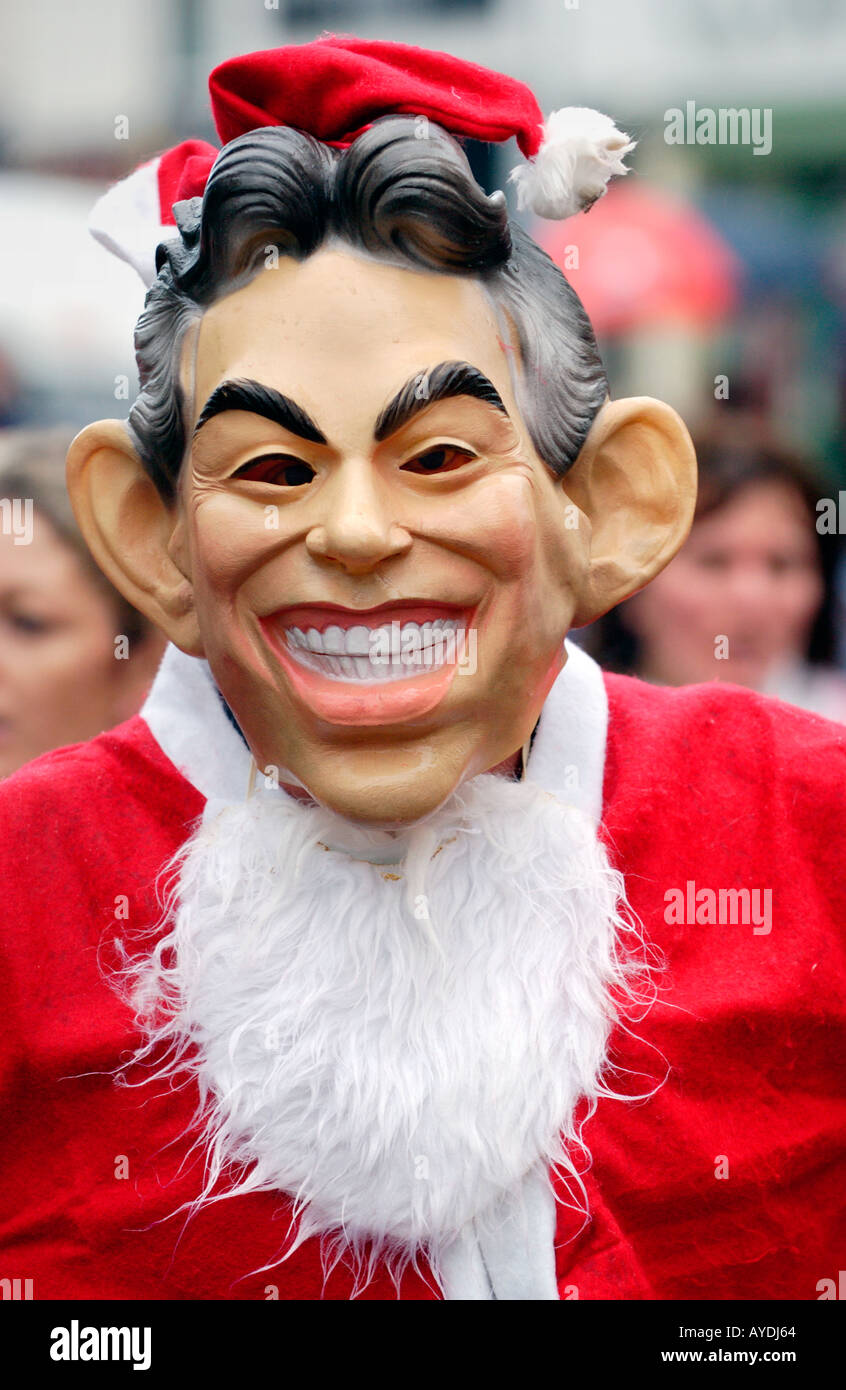 Personne qui porte le masque de Tony Blair habillés en Père Noël pour l'organisme de bienfaisance annuel Santa Fun Run à Newtown Powys Pays de Galles UK Banque D'Images