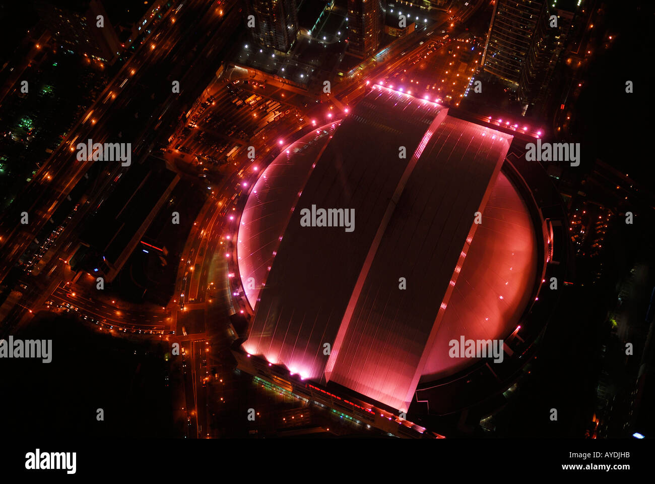 Birds Eye Vue aérienne de Skydome rouge stade Rogers Centre à Toronto de nuit Banque D'Images
