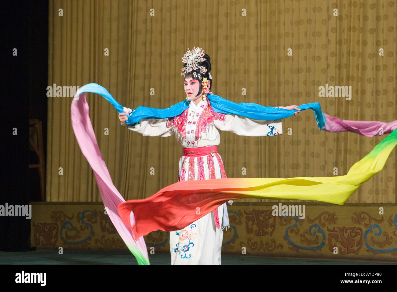 Femme chinoise dans le célèbre opéra de Pékin, le chant et la danse avec  des foulards dans une performance à Beijing Chine Photo Stock - Alamy