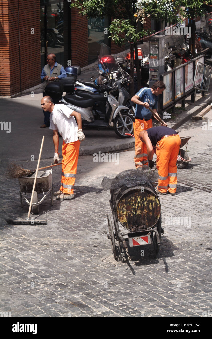 La réparation des accidents de Rome dans les joints de goudron de la chaussée pavée Banque D'Images