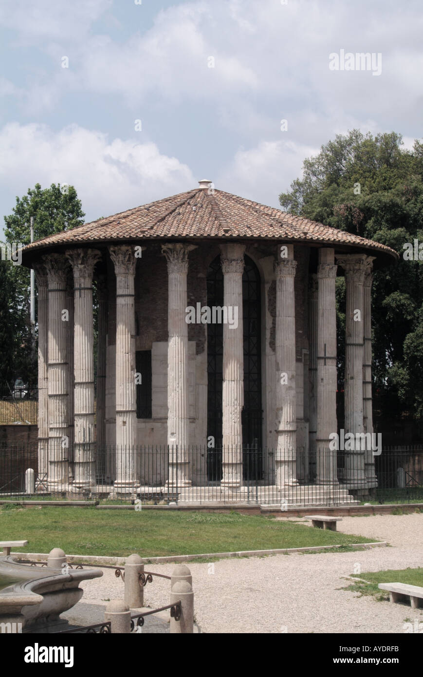 Temple d'Hercule Victor une tholos grecque en ronde design temple à Rome, sur la Piazza Bocca della Verità une colonnade de 20 colonnes corinthiennes Banque D'Images