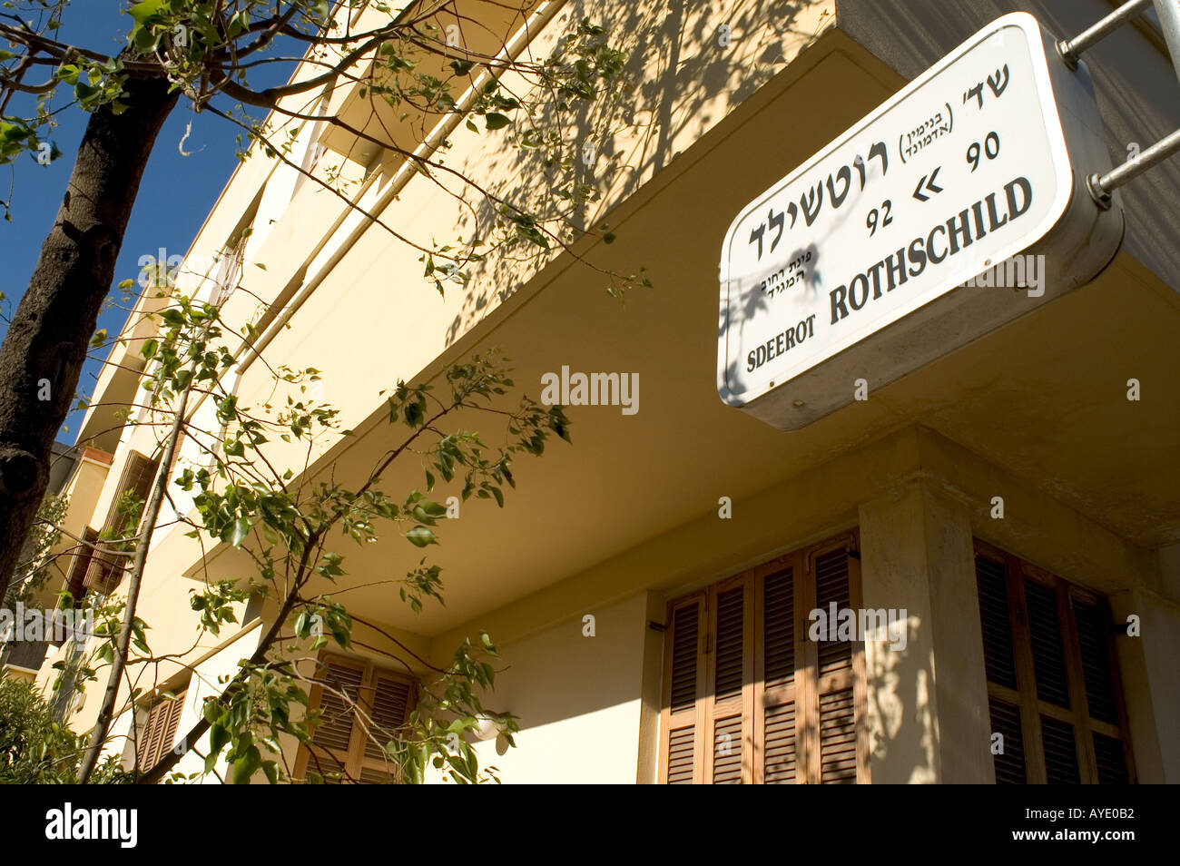 Israël Tel Aviv avenue Rothschild street sign avec Bauhaus rénové buillding de bkgd Banque D'Images