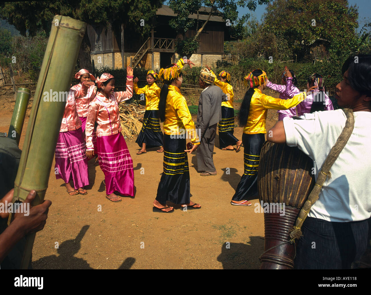 L'État Shan en Birmanie Myanmar Kalaw domaine Minkaw la danse traditionnelle de la minorité Paoh village Banque D'Images