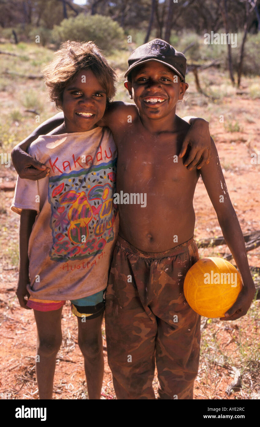 Les enfants autochtones de l'Australie outback Banque D'Images