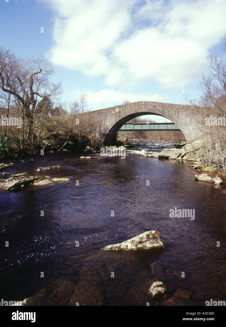 dh Tummel Bridge STRATHTUMMEL PERTHSHIRE Tummel River et General Wade militaire Road Bridge single Arch pierre ecosse Banque D'Images