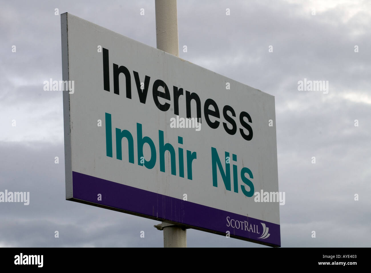 dh INVERNESS INVERNESSSHIRE ScotRail signe inverness en anglais langue gaélique signe bilingue royaume-uni écosse Banque D'Images