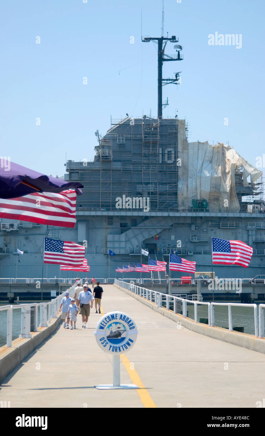 Touristes visitant le porte-avions historique USS Yorktown à Patriots point à Charleston, Caroline du Sud, États-Unis. Banque D'Images