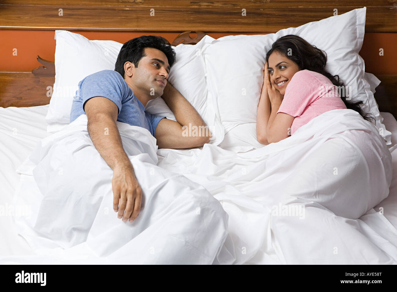Un couple au lit Photo Stock - Alamy