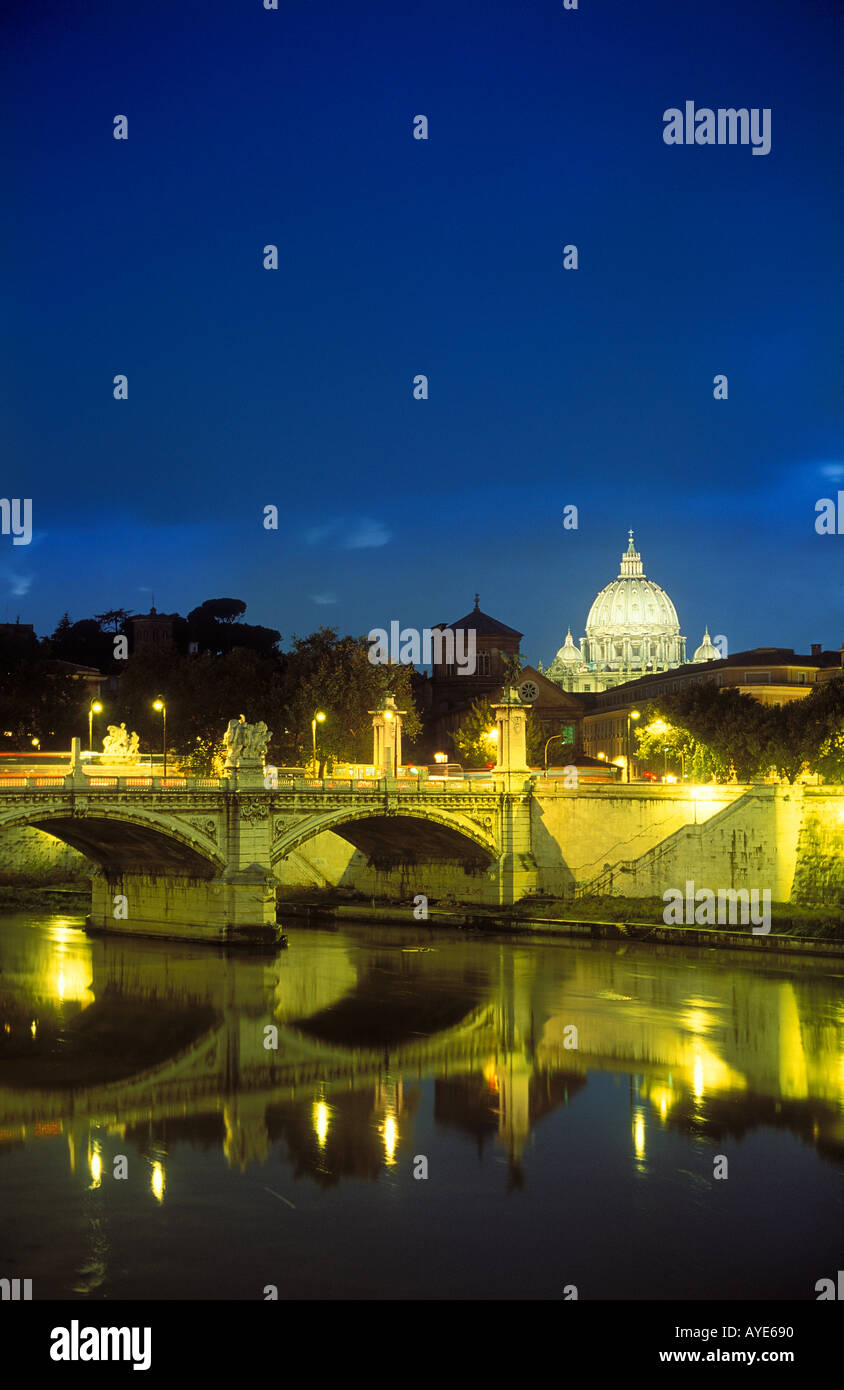Cathédrale de St Peters Tibre la nuit Rome Italie Banque D'Images