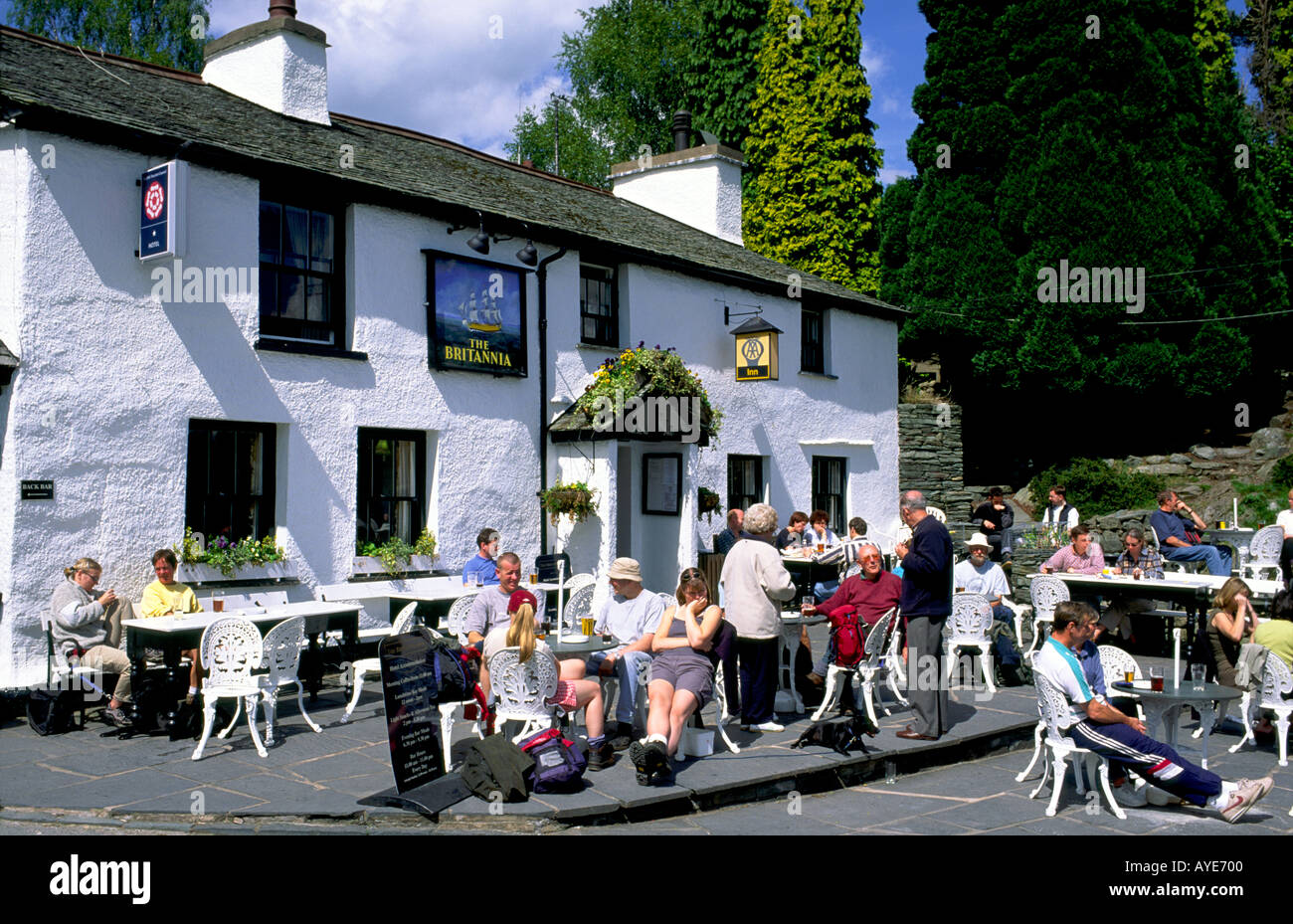 Parc National de Lake District. Les marcheurs au Britannia Inn pub à Great Langdale à Langdale, Ambleside, Cumbria, Angleterre. Banque D'Images