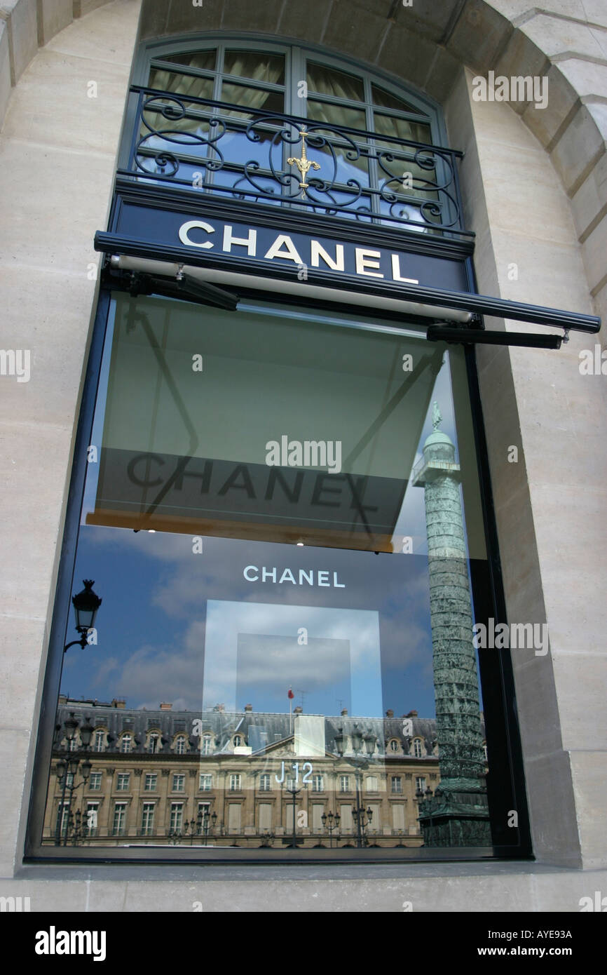Place Vendôme reflète dans la fenêtre d'une Boutique Chanel Paris France  Photo Stock - Alamy