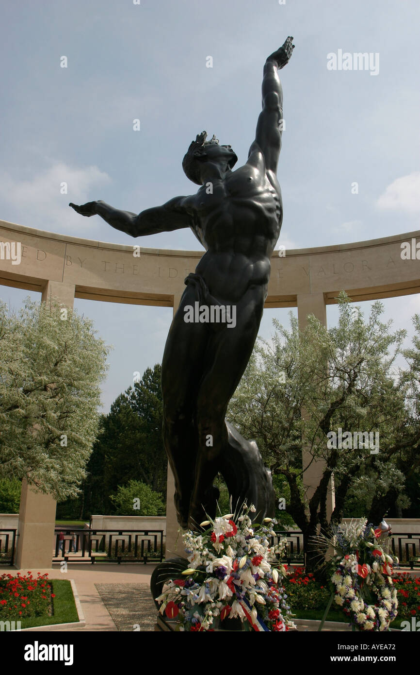 L'esprit de la jeunesse américaine à la memorial bronze cimetière américain de Normandie Colleville sur Mer, France Banque D'Images